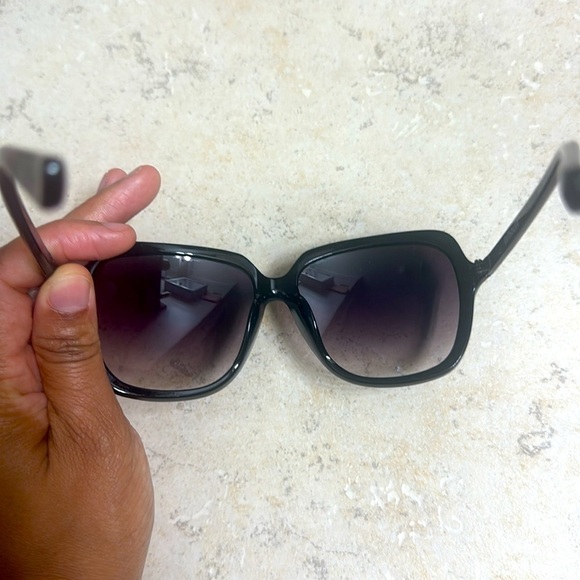Ladies Stylish Black Sunglasses - Picture 5 of 7